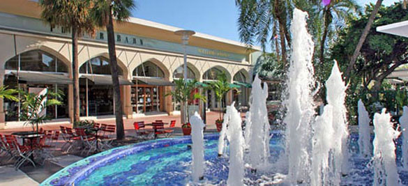 Lincoln Road Mall in Miami - Fashionable outdoor shopping and